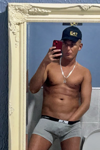 Horny-Matt Gay Male Escort Photo 2