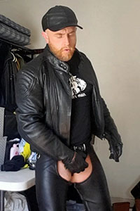 Red-Muscle Gay Male Escort Photo 5